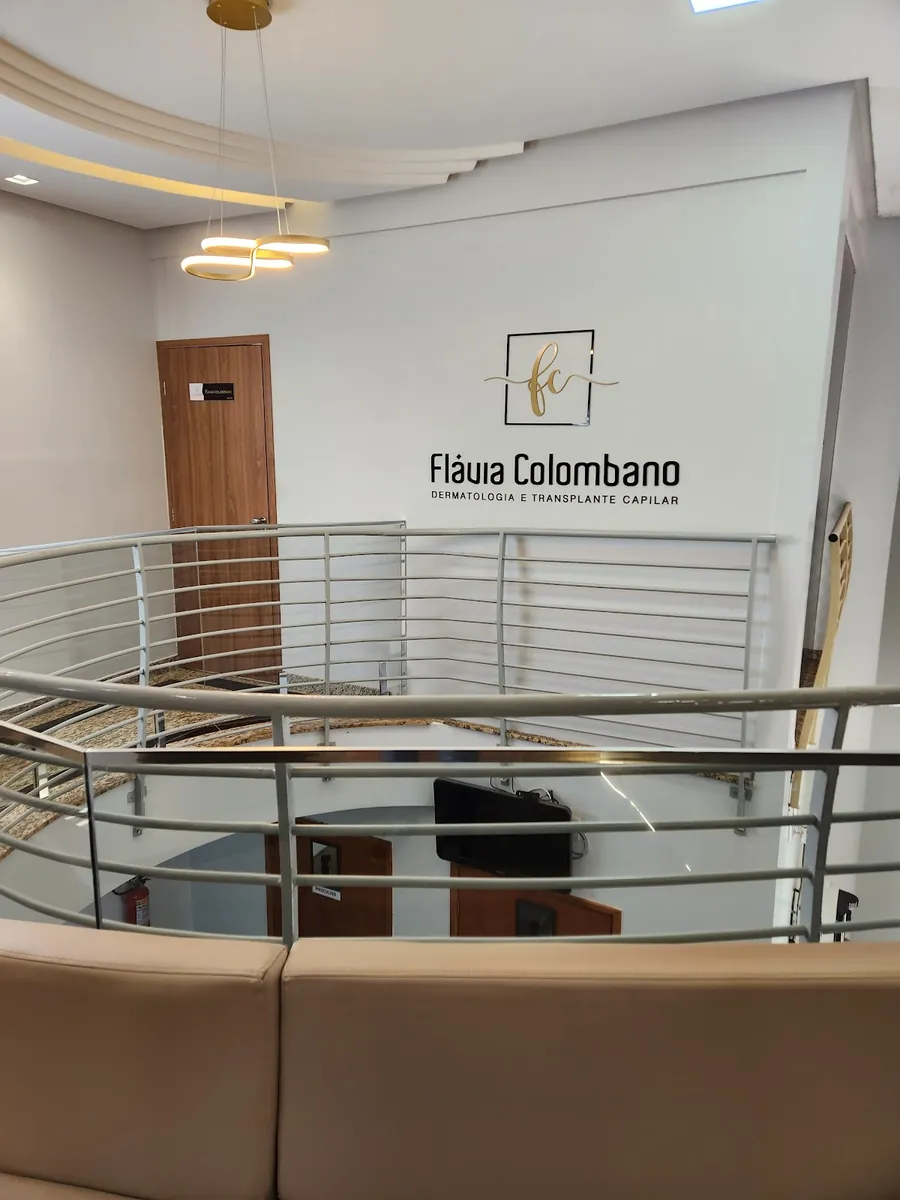 Hall com a marca Flávia Colombano na parede