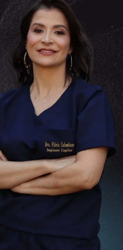 Dra. Flávia Colombano de uniforme azul-marinho, com os braços cruzados