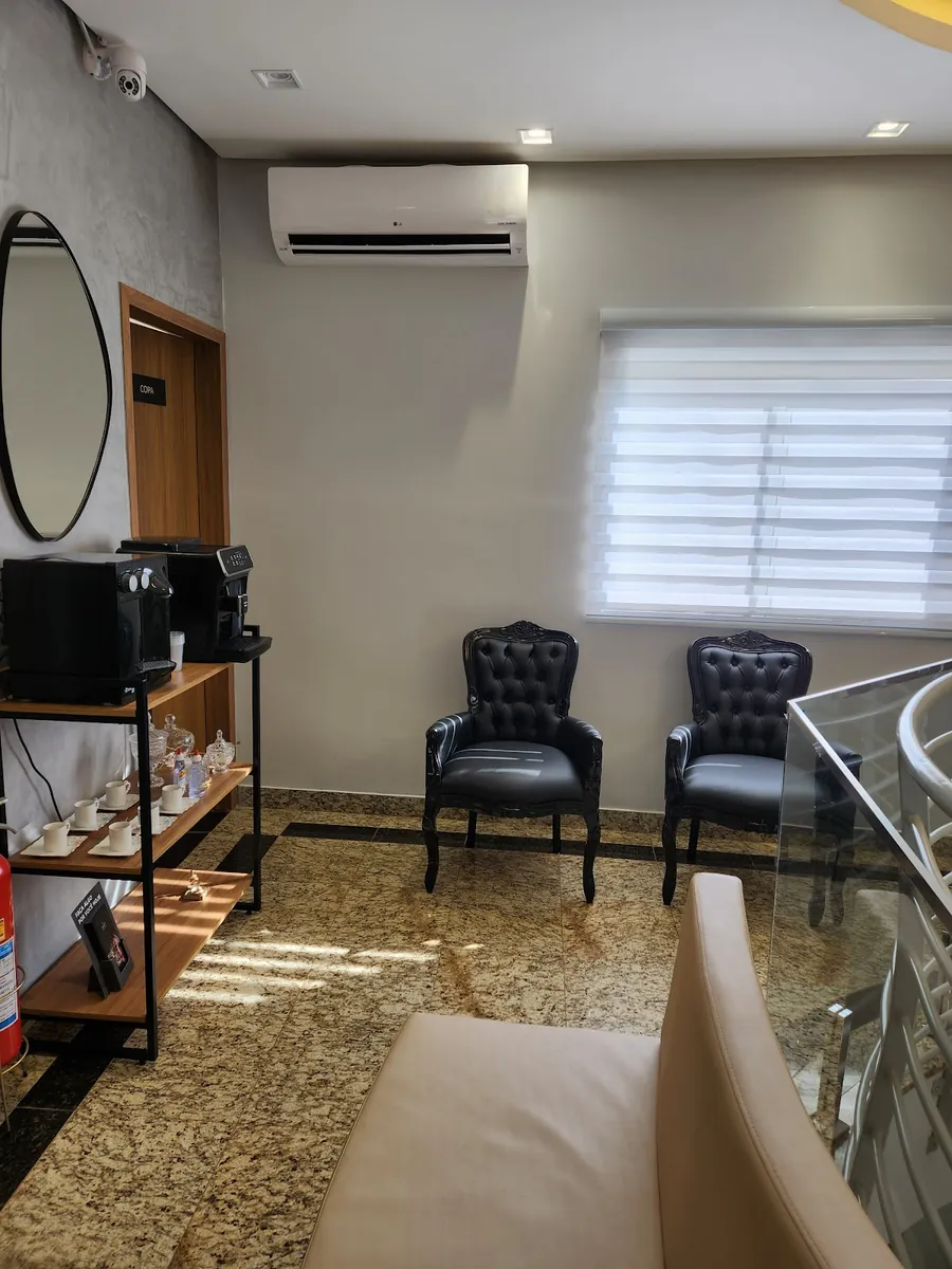 Sala de espera com poltronas e luz natural